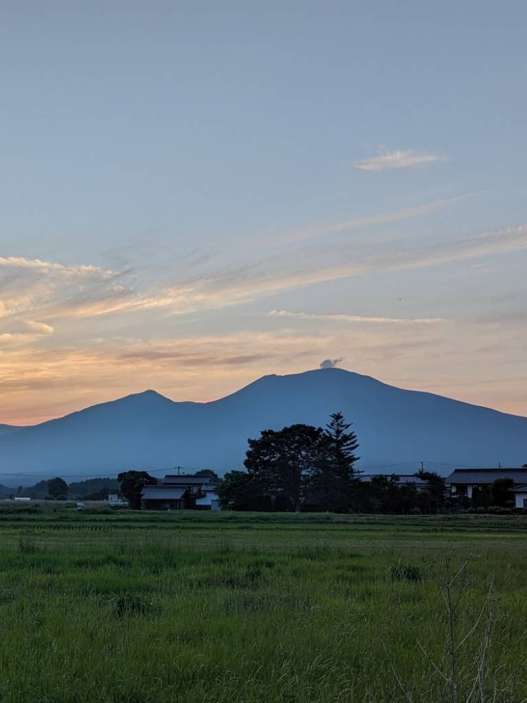 夕暮れの浅間山と、その麓に広がる御代田の畑